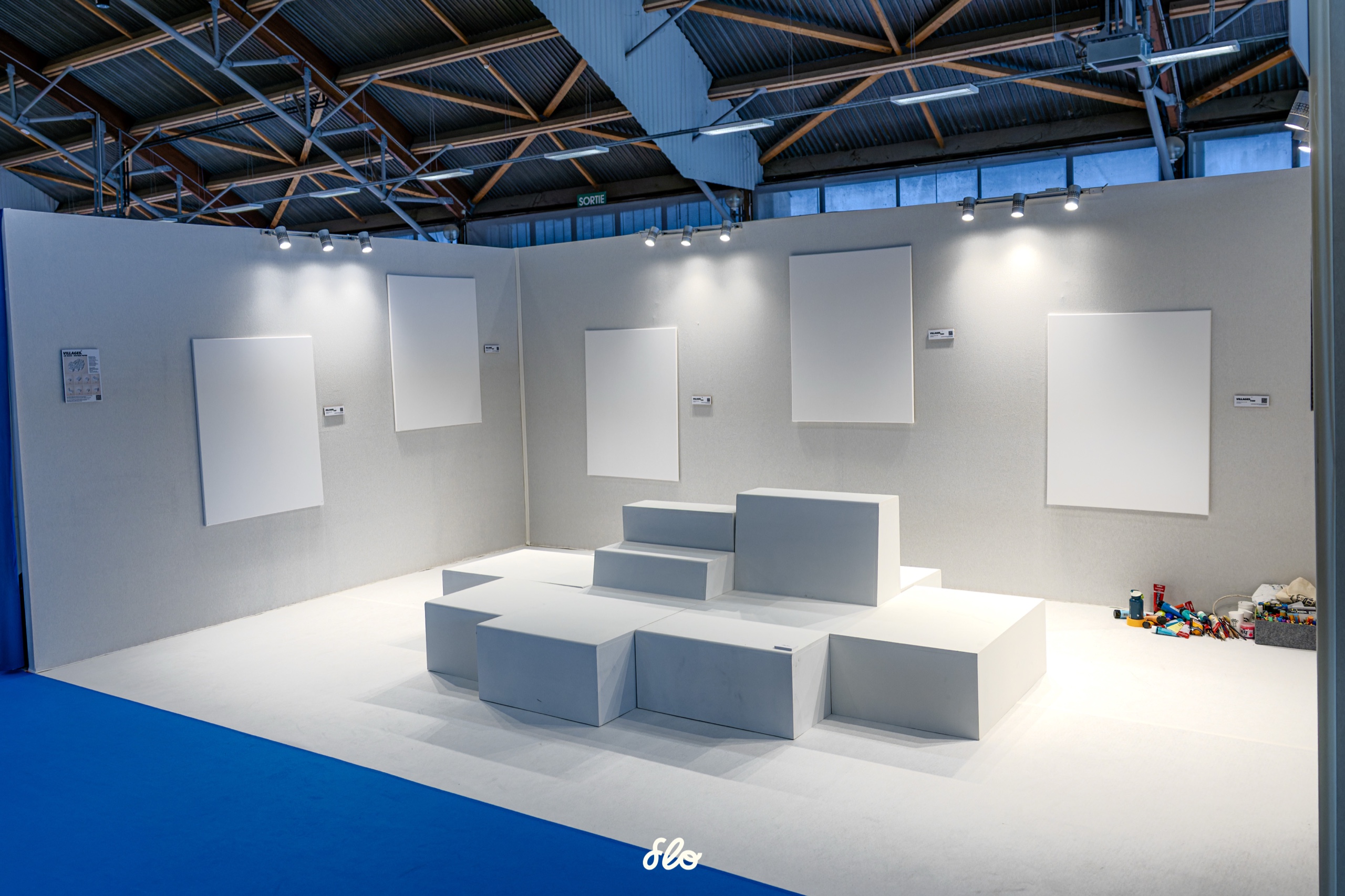 Stand d'exposition épuré et moderne prêt à accueillir les visiteurs au Salon Habitat d'ExpoNantes