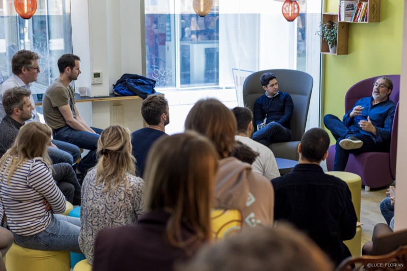 Public et intervenants réunis en cercle lors d'un talk intimiste de Jean-Pierre Nadir dans un espace de coworking