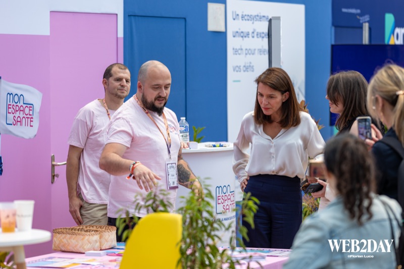 Exposants présentant leur stand à La m inistre du numérique Christelle Morançais lors d'un salon professionnel
