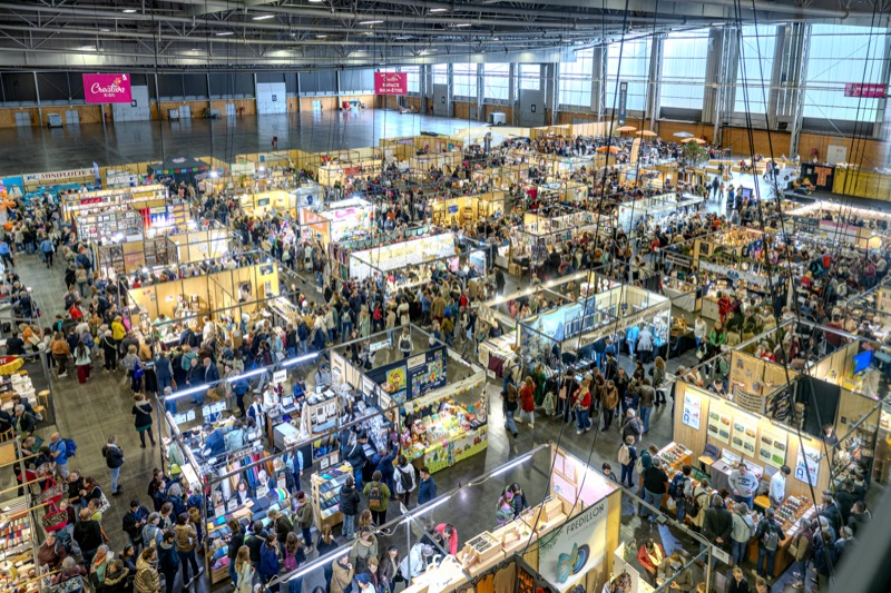 Vue aérienne du salon Créativa à ExpoNantes, allées bondées entre les stands d'exposants
