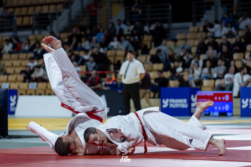 Deux combattants de ju-jitsu au sol lors d'une projection au Championnat de France au Vendespace