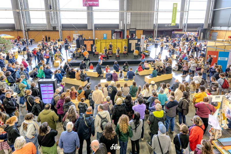 Vue aérienne d'un spectacle au salon Créativa à Nantes, foule rassemblée autour de la scène centrale