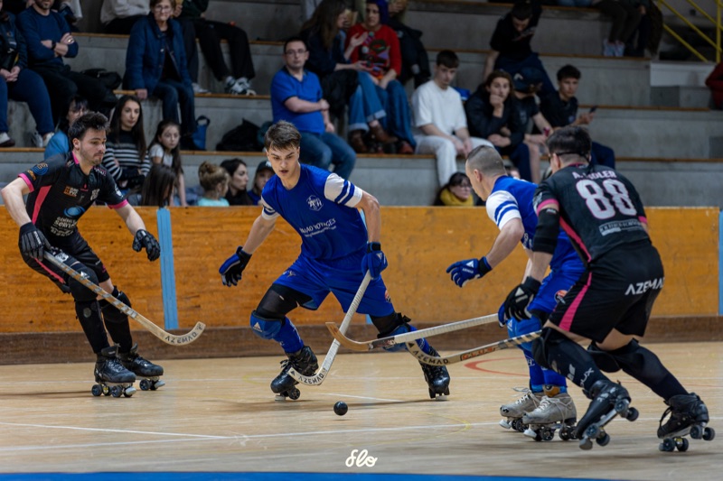 Joueur de rink hockey en dribble entre deux adversaires lors d'un match Élite N1 du NARH à la salle du Croissant à Nantes