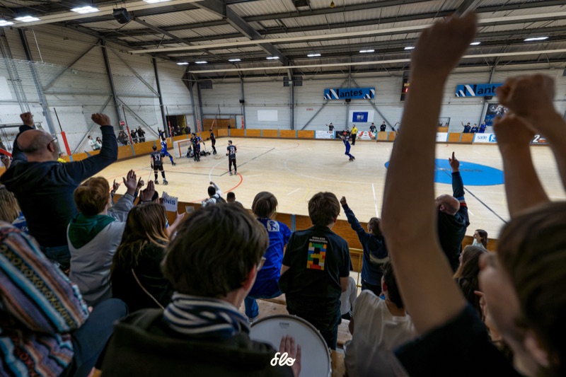 Public bras levés célébrant un but lors d'un match de rink hockey du NARH
