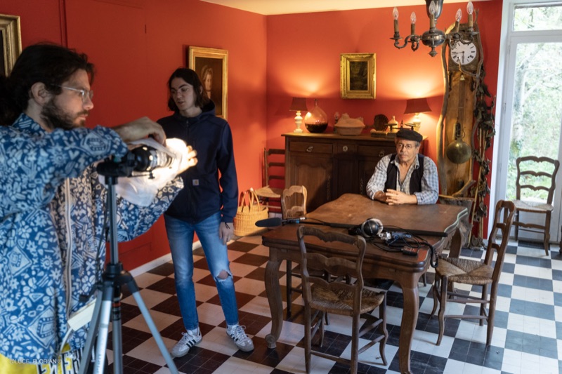 Équipe de tournage installant l'éclairage dans un décor intérieur pour une scène de film