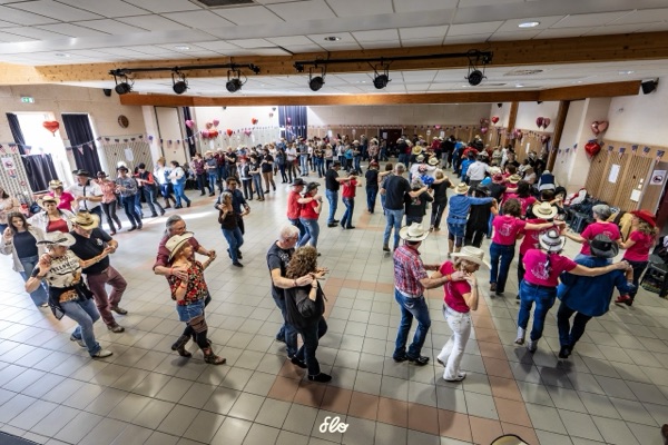 Vue élevée de couples et danseurs en lignes occupant toute la surface de la salle