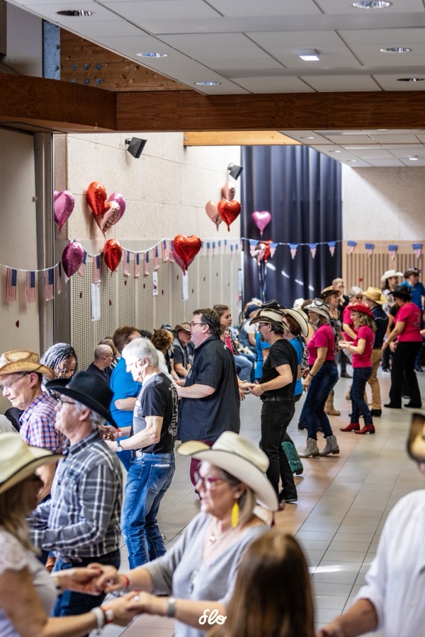 Danseurs le long du mur sous les ballons cœur et guirlandes, entre deux sessions