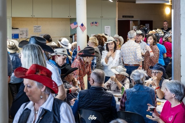 Participants discutant et partageant un moment convivial dans l'espace buvette