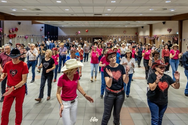 Danseurs en lignes applaudissant, tenues et chapeaux colorés