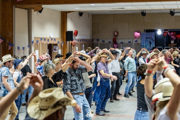 Vue élevée des danseurs en lignes synchronisées, chorégraphie bras croisés