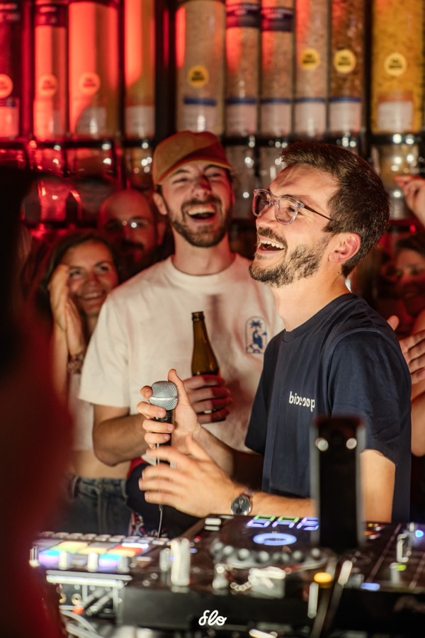 Deux spectateurs riant et partageant un moment de joie près des platines